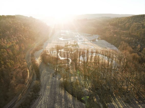 Morgenstimmung in der Almeaue bei Büren-Ringelstein: Der sich windende Bach prägt die Aue. Mehr Informationen gibt der WOL im Rahmen der Exkursion am Montag, 22. September. © Kreis Paderborn